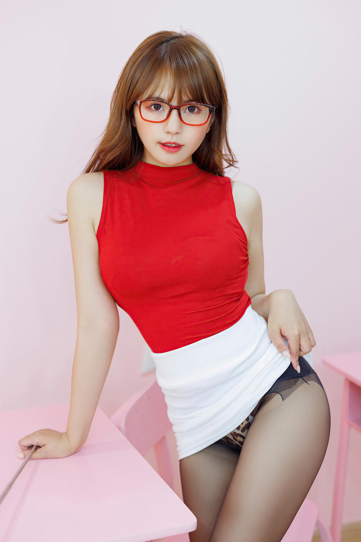 白色超短裙丝袜美女老师私房性感图片