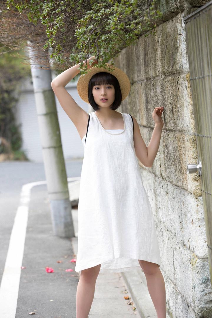 穿白色连衣裙的日本短发女生街拍图片