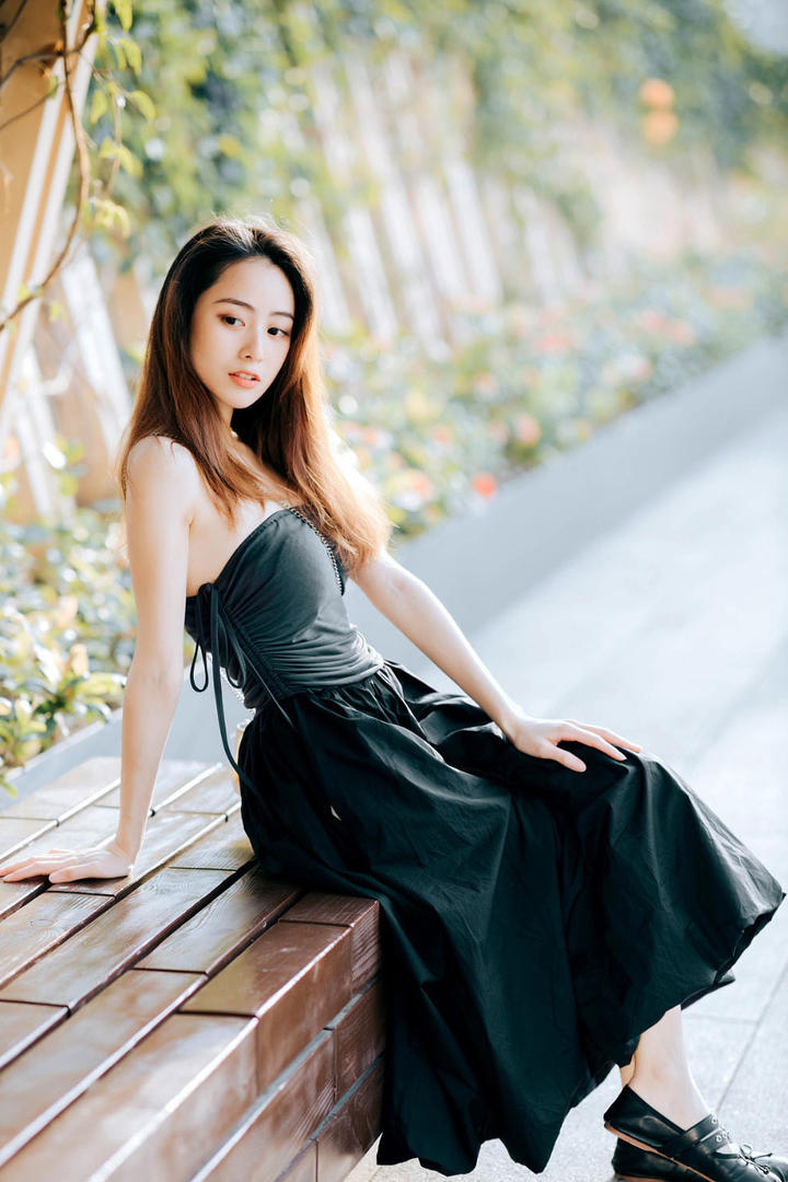 坐在长椅上的高清气质美女图片