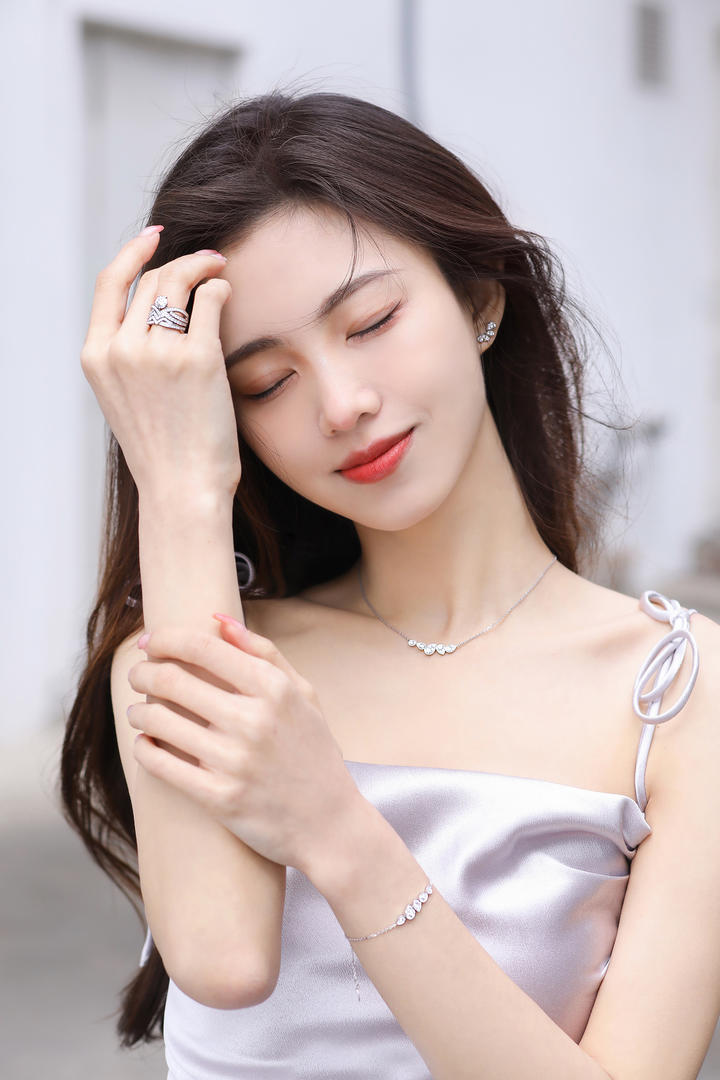 白里透红的可爱甜美女生头像高清大图