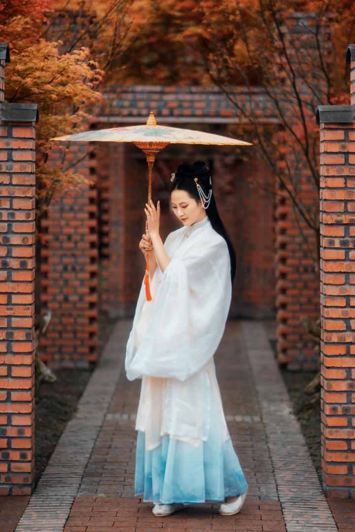 打伞的唯美清纯古风美女壁纸图片大全