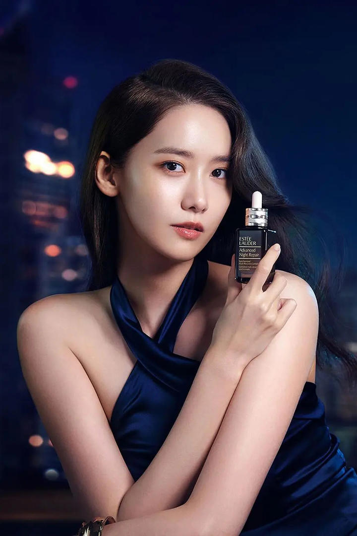 拍化妆品广告的气质韩国美女明星林允儿