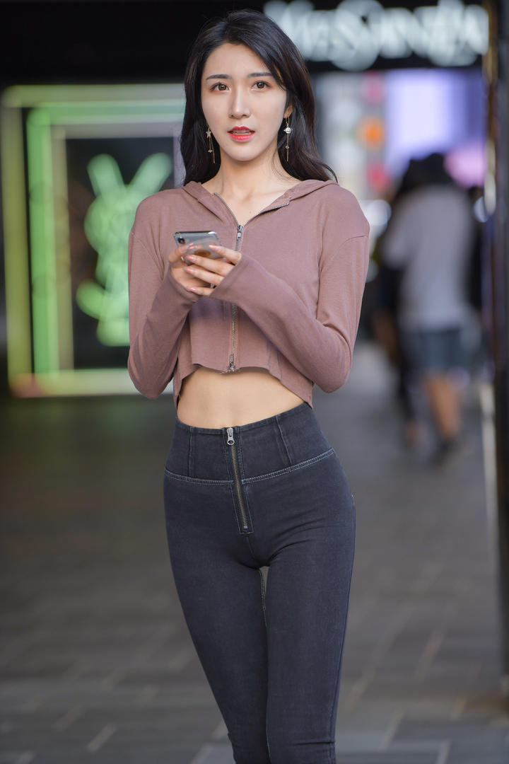 街拍玩手机的大长腿美女高清壁纸图片