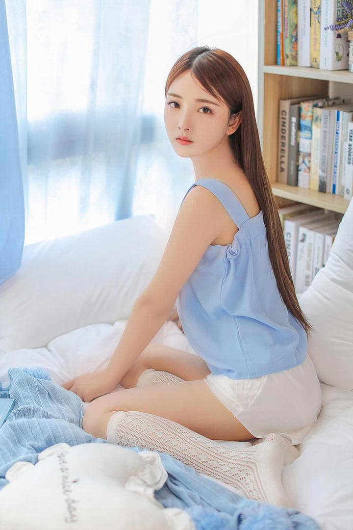 穿睡衣的小美女图片