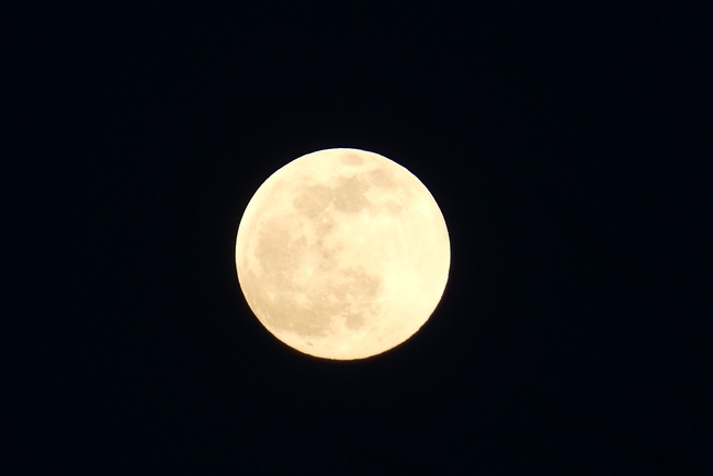 黑色夜空一轮圆月图片
