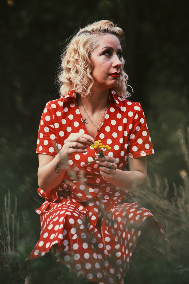 红色波点裙美女写真图片