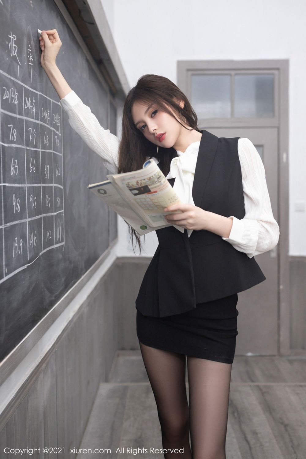 秀人网美女模特王心怡黑丝美腿超短裙内衣系列性感写真