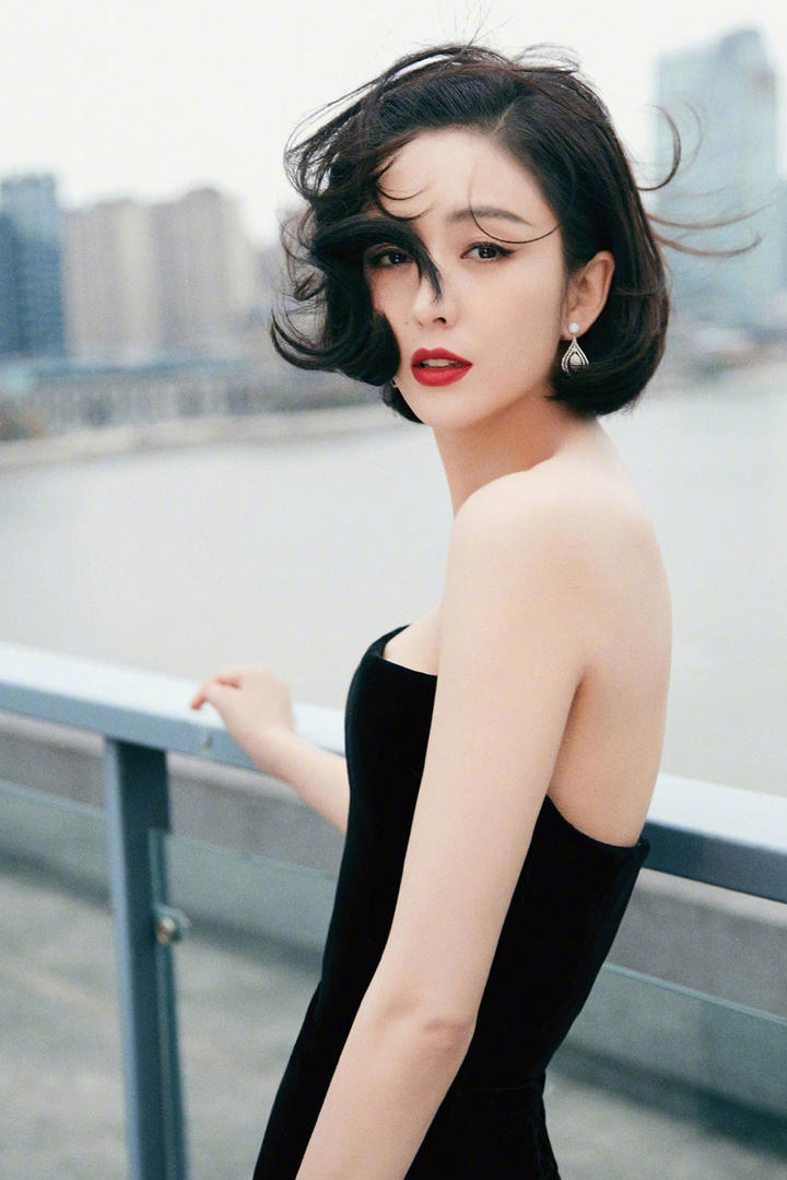 穿着抹胸裙的新疆美女明星佟丽娅图片