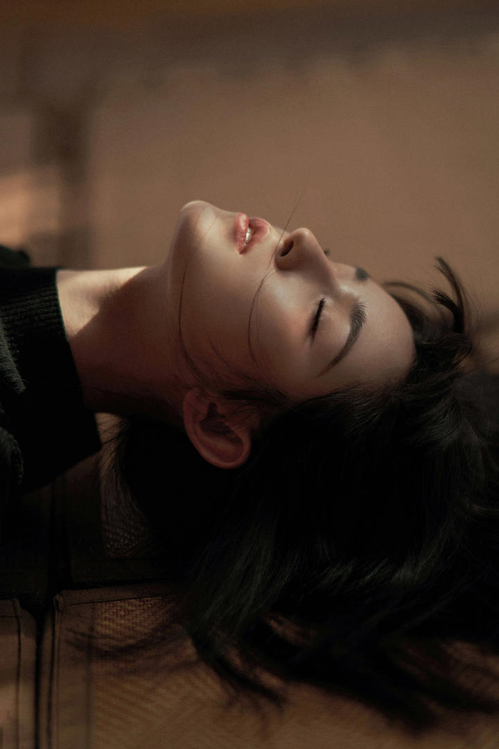 放荡不羁的新疆美女明星哈尼克孜图片