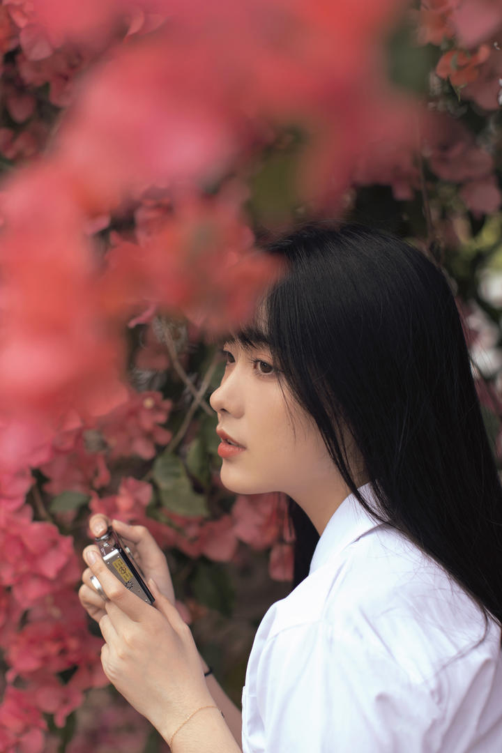 清纯女学生黄子卿户外写真图片