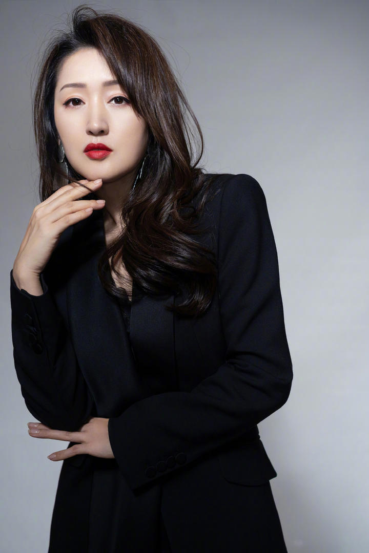 高冷气质的美女明星杨钰莹写真图片