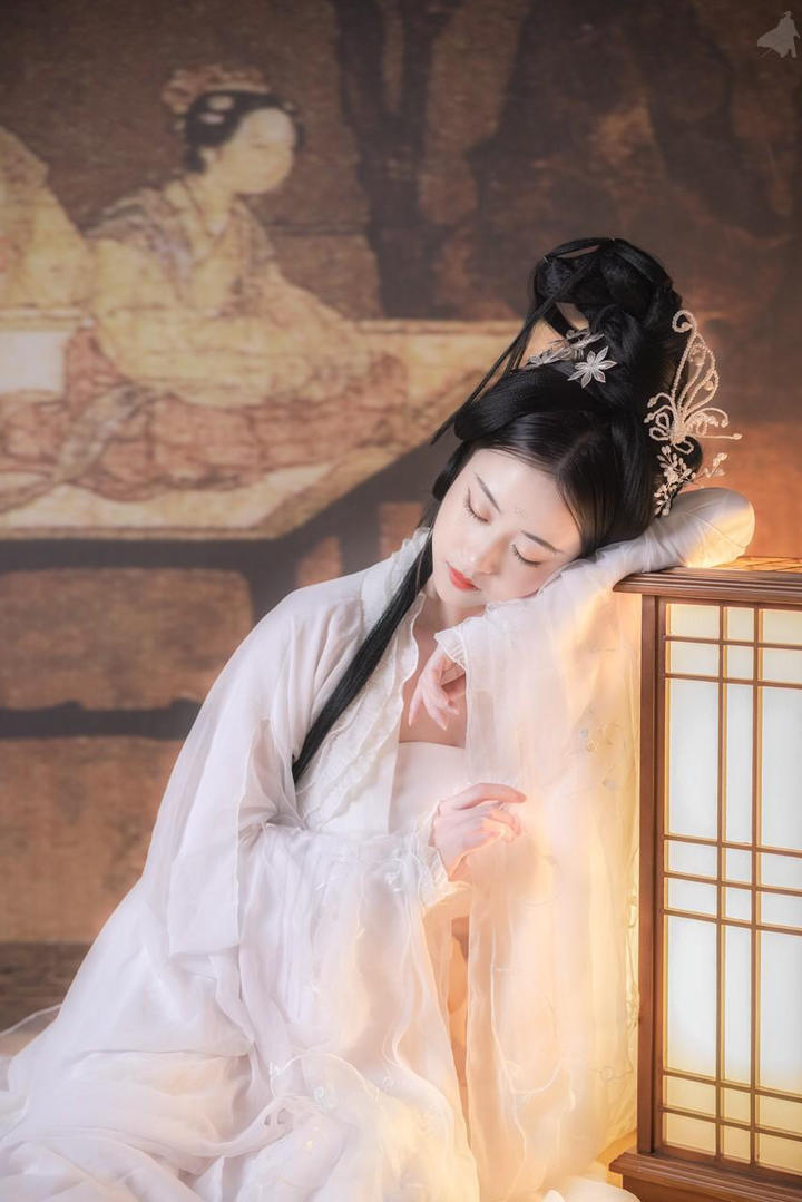 趴在灯笼上睡觉的古装美女图片