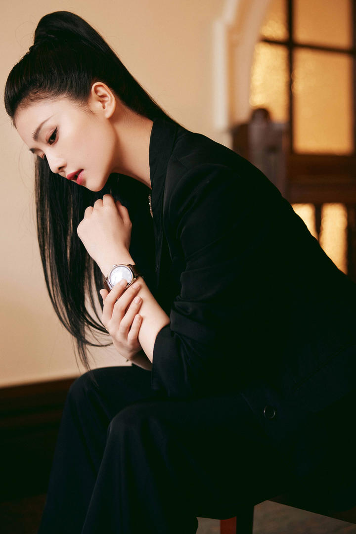 扎着马尾辫的高清美女明星白鹿写真图片