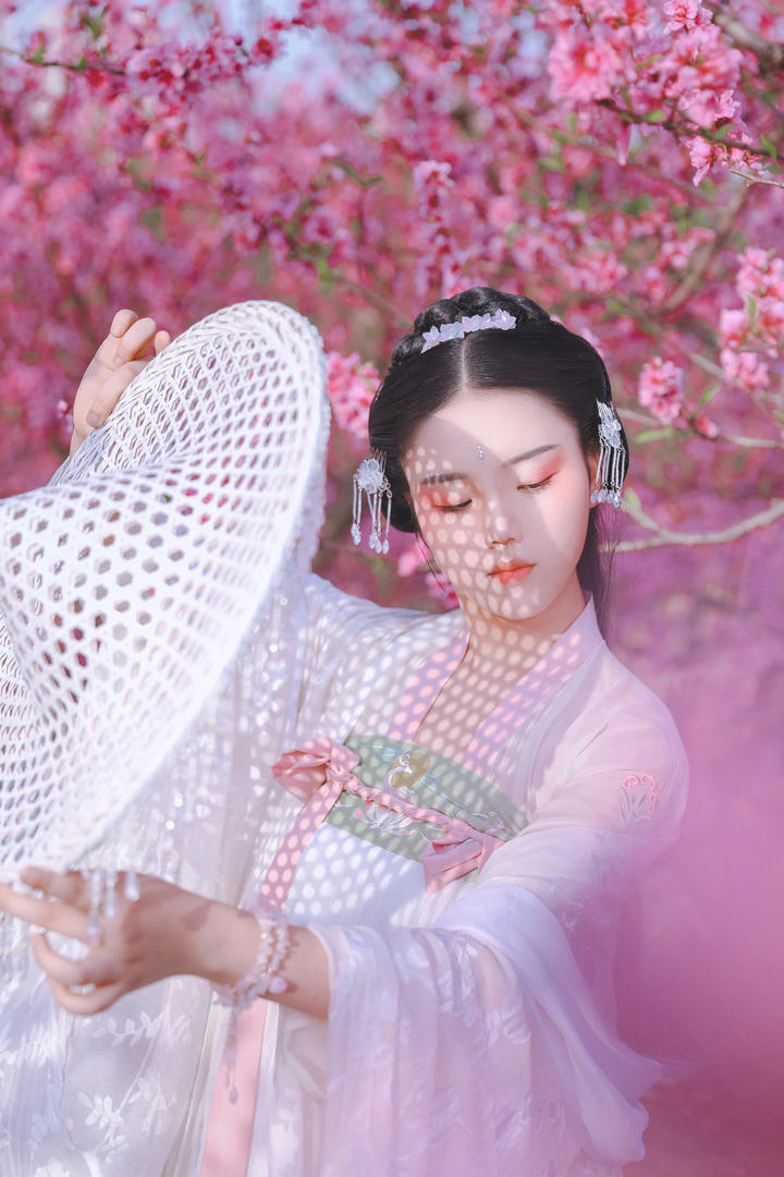 拿着斗笠的清纯古装美女艺术写真图片