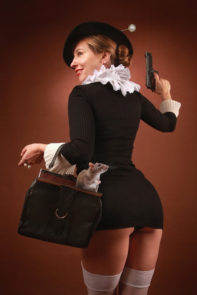 性感翘臀丝袜美女持枪写真图片