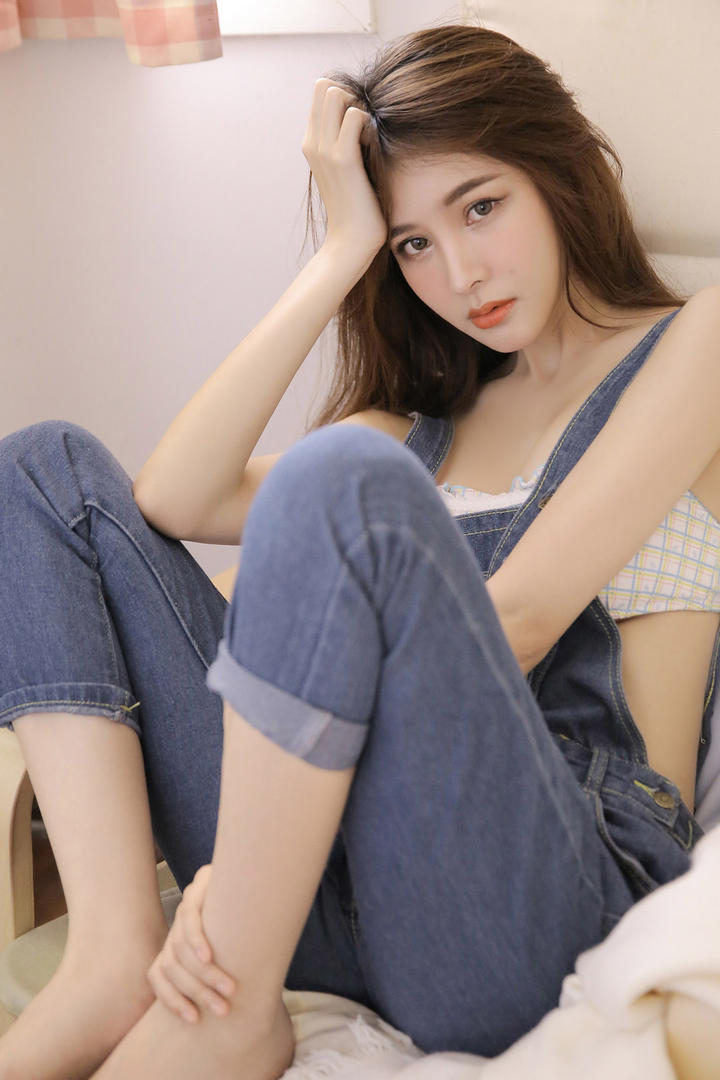 清纯背带牛仔裤气质美女图片