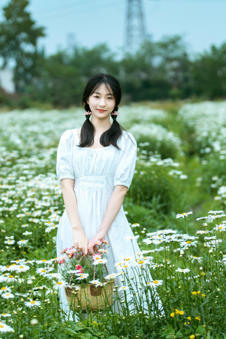 花丛中的唯美甜美QQ女生头像高清图片