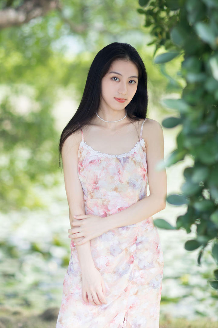 穿碎花长裙的清纯气质女生养眼壁纸图片