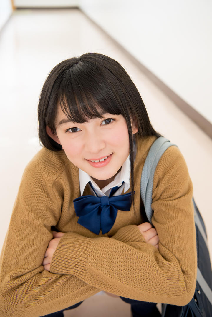 蹲在地上的日本清纯女生图片