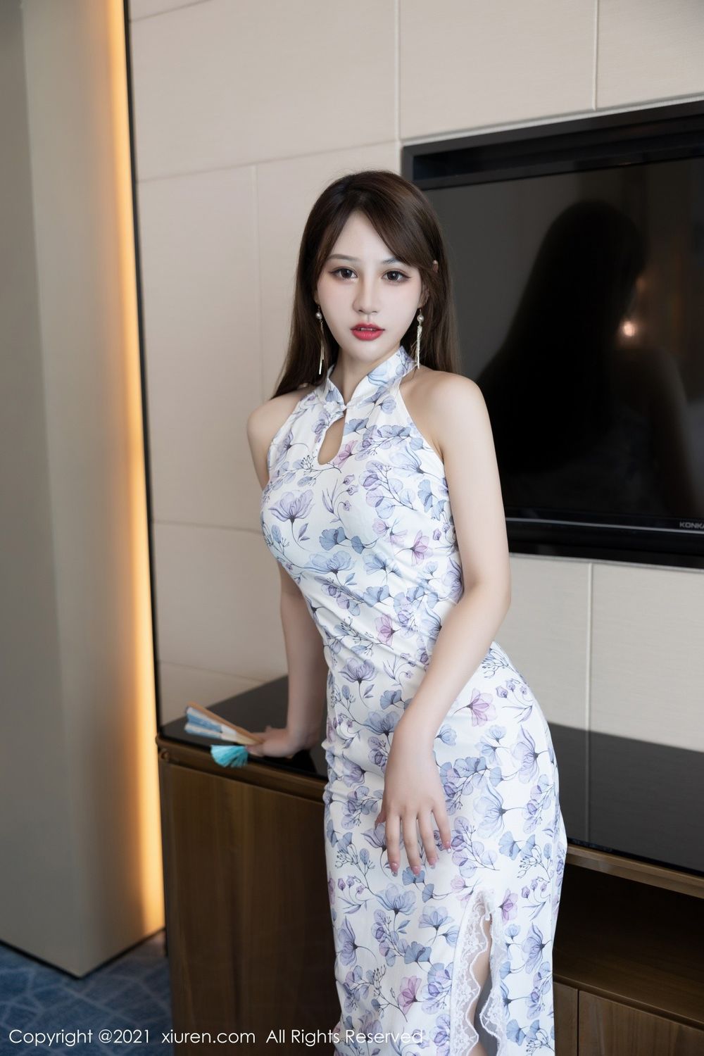 秀人网美女模特张欣欣典雅旗袍丝袜美腿媚态动人深圳旅拍