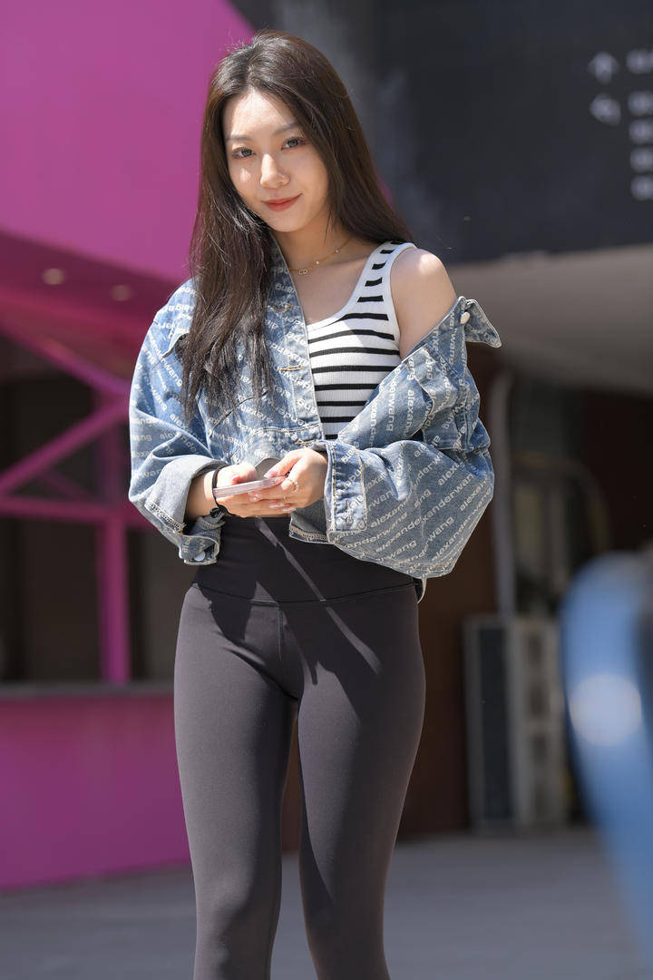 时尚性感的瑜伽裤美女街拍图片