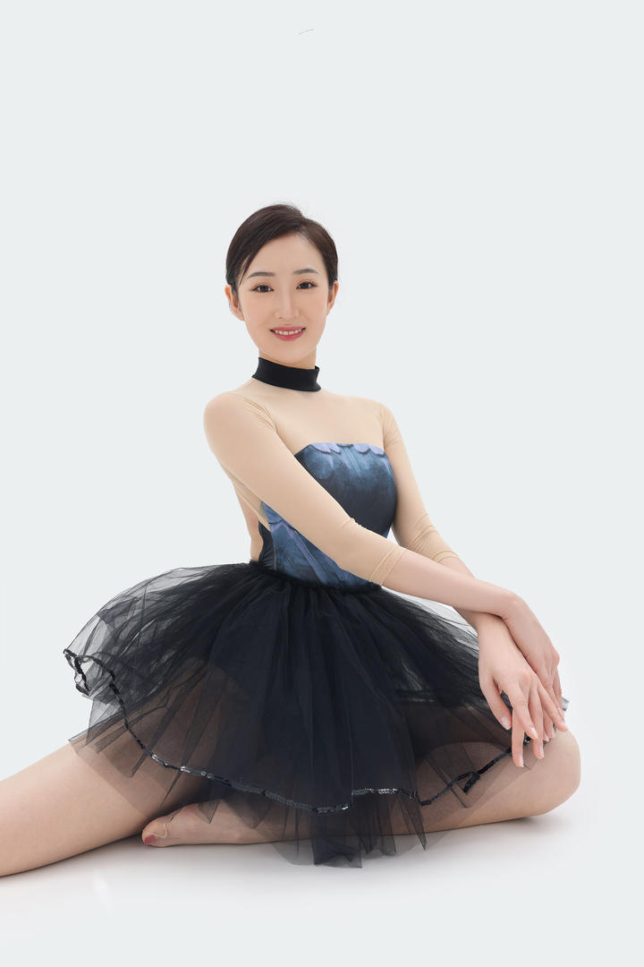 高清116美女舞蹈老师咚咚艺术写真图片