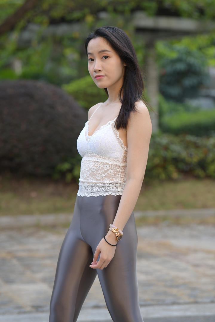 国产街拍皮紧身裤美女图片