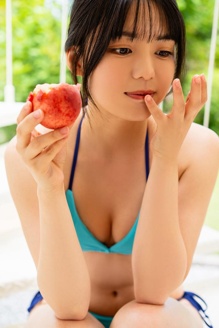 吃桃子的日本比基尼美女798艺术图片