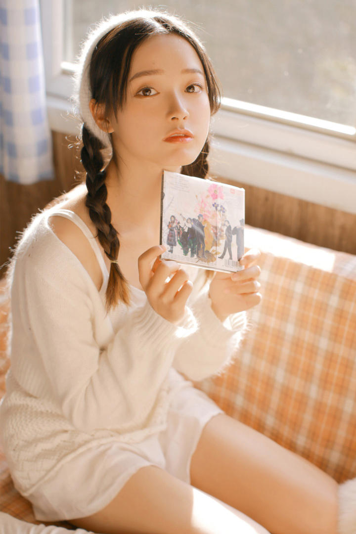 拿着唱片的清纯女生头像写真图片
