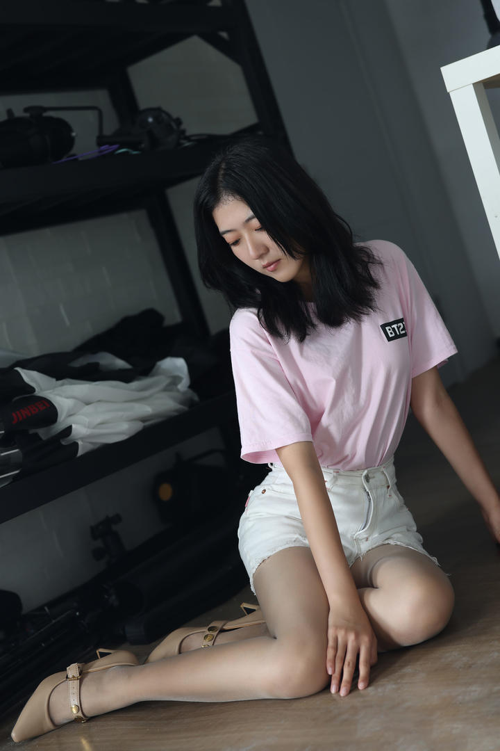 坐在地板上的淘宝模特帆帆摄影图片