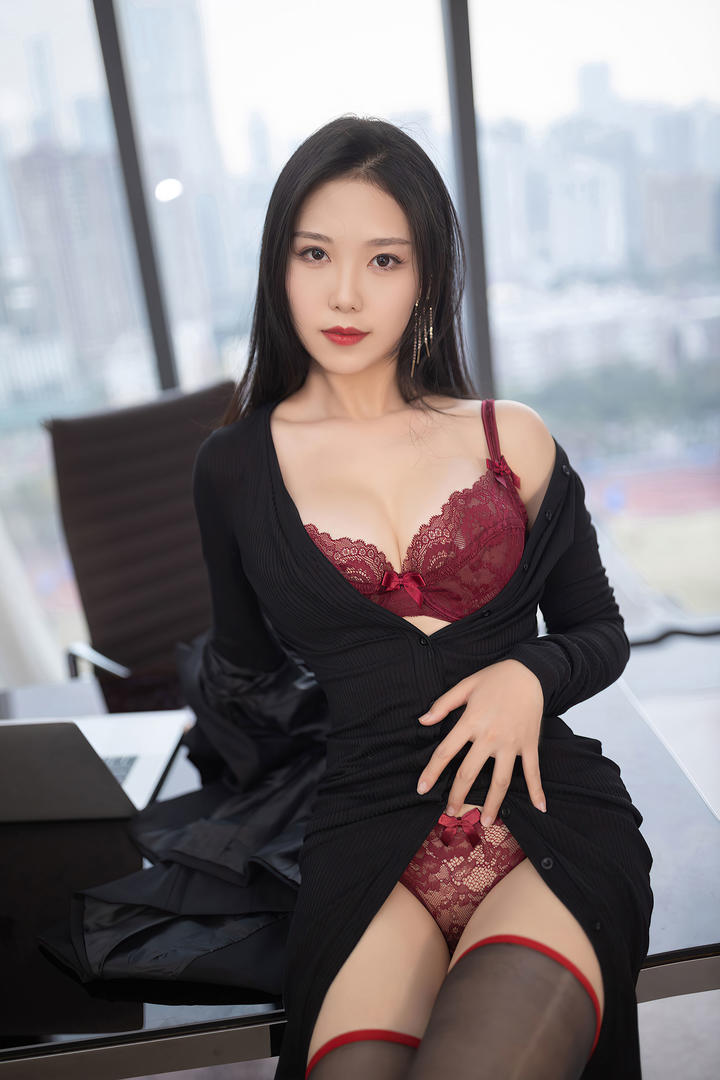 国产精品美女白领利世办公室大胆写真图片