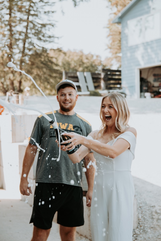 香槟庆祝的情侣图片