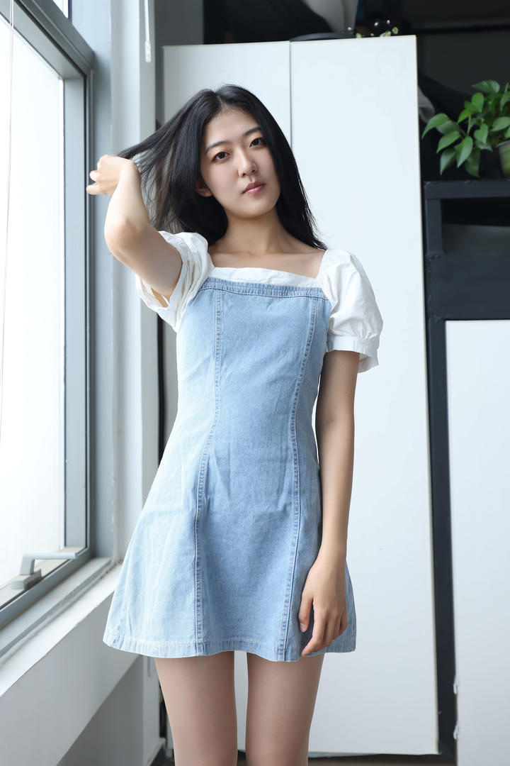 穿着超短牛仔裙的素颜美女帆帆写真图片