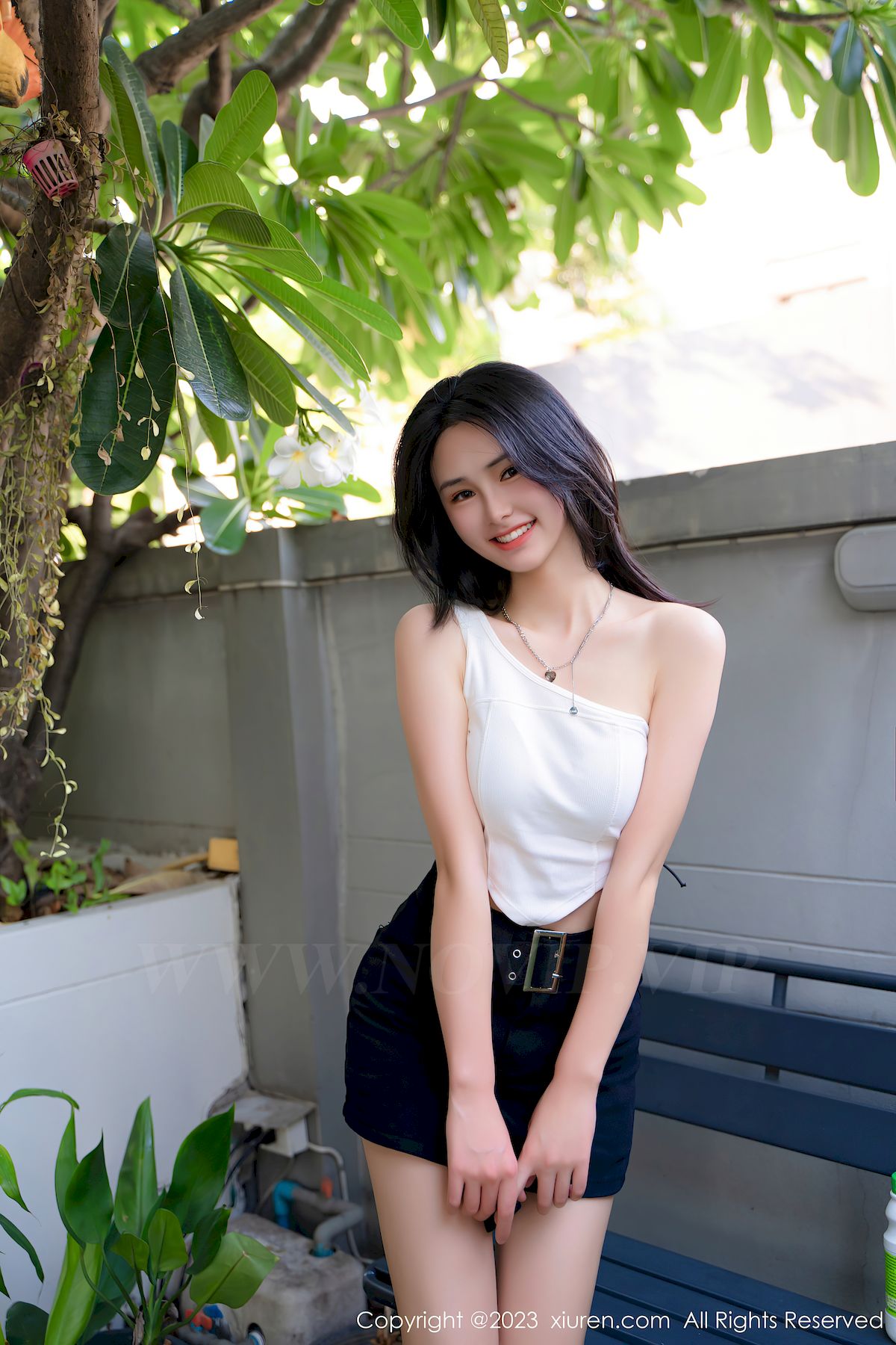 秀人网美女模特艾希儿白色上衣搭配黑色短裤性感写真