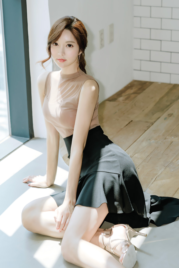 坐在地板上的韩国美女明星朴秀妍高清图片