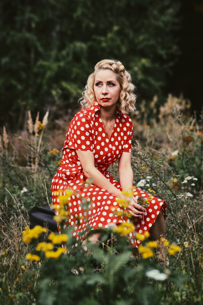 金色卷发欧美美女图片