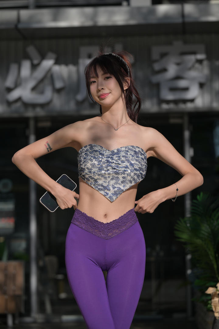 中国美女瑜伽裤勒出唇形照图片
