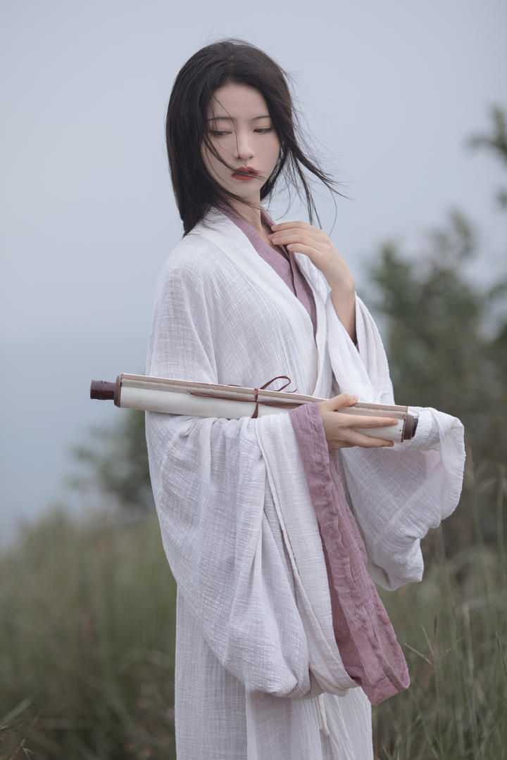 抱着书画的唯美白衣汉服美女户外人像摄影图片大全