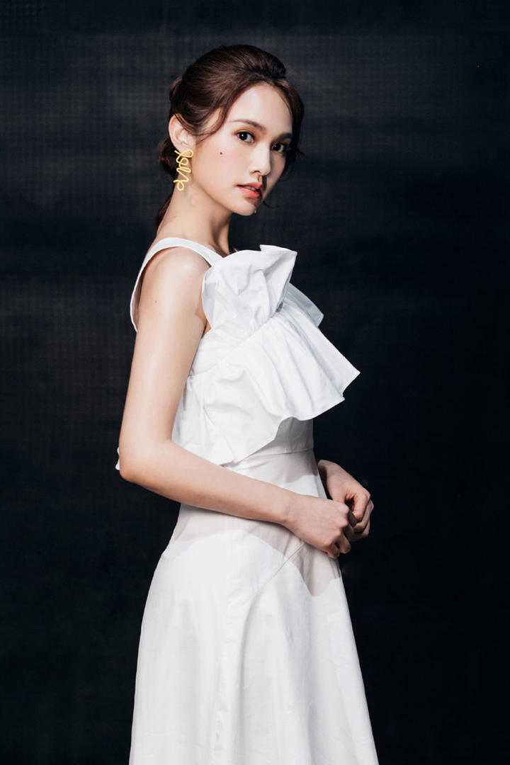 穿着白色连衣裙的美女明星杨丞琳图片
