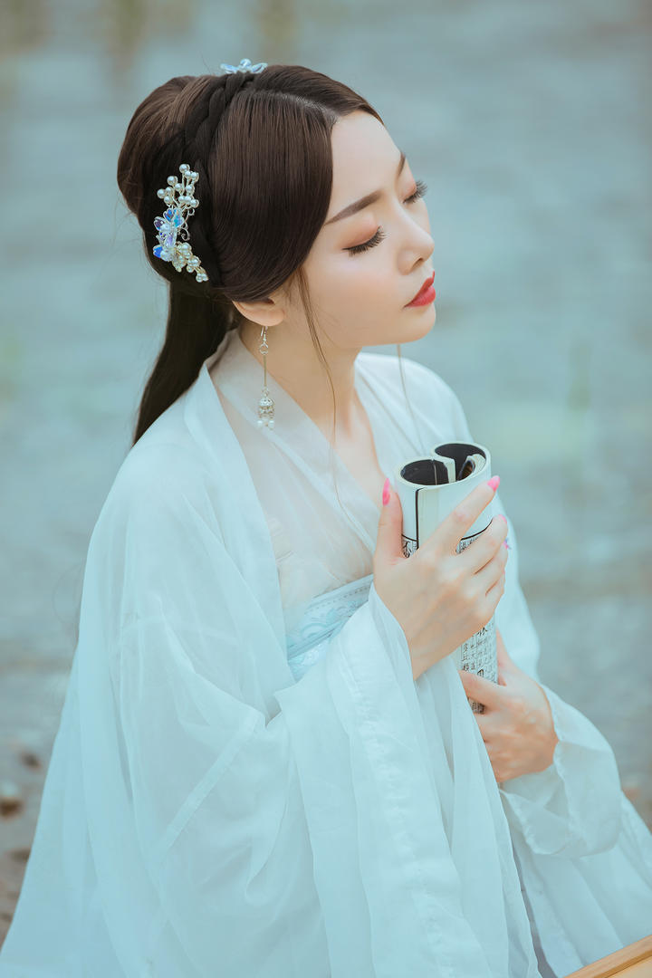 看书的清纯古装美女艺术人像写真图片