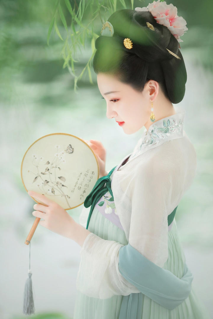 极品颜值古装汉服美女侧脸摄影写真图片