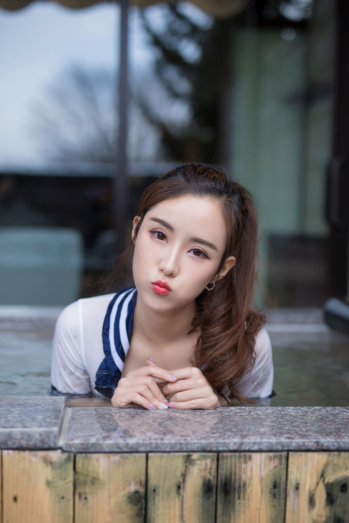 嘟着嘴的高清美女图片