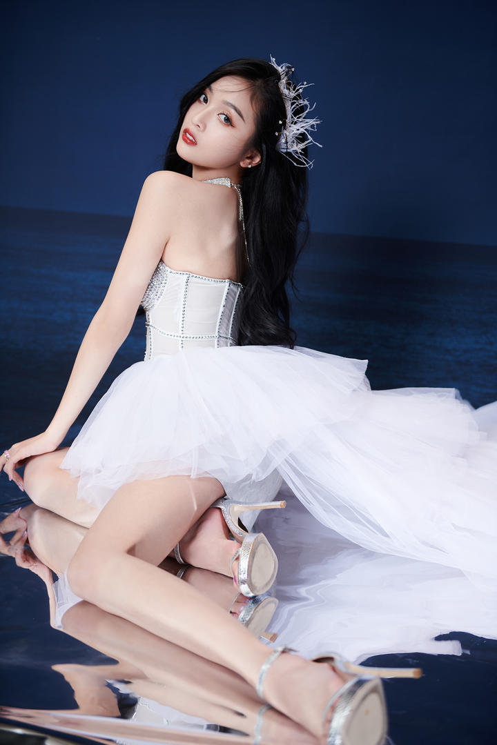 中国时尚漂亮女明星吴宣仪性感婚纱照图片