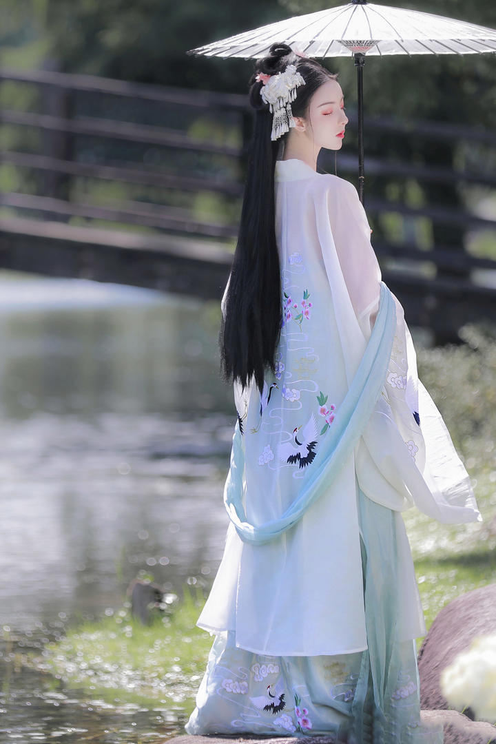 打洋伞的古装美女艺术写真图片