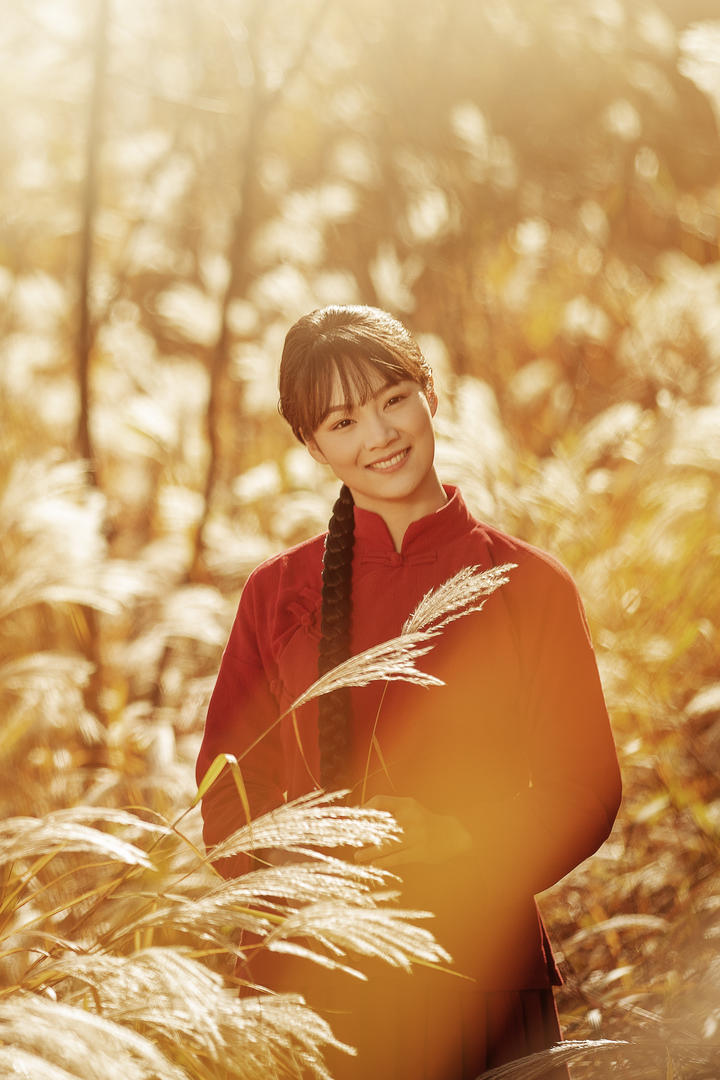 夕阳下的古装美女刘梦茹艺术写真图片