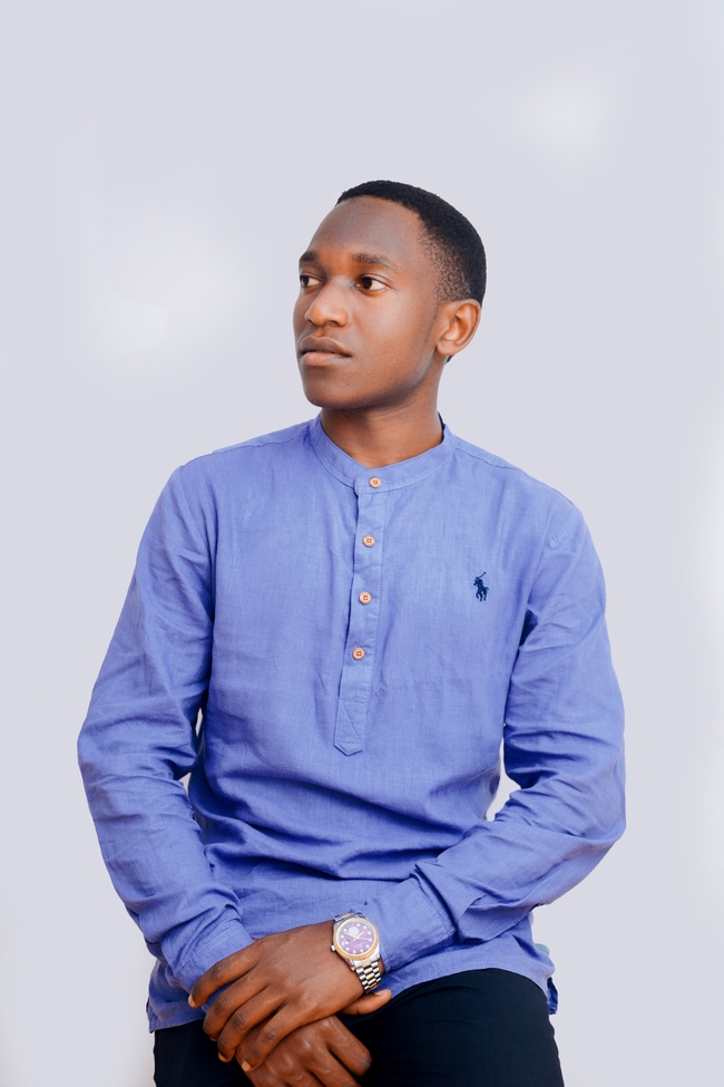 蓝色上衣寸头帅哥写真摄影图片