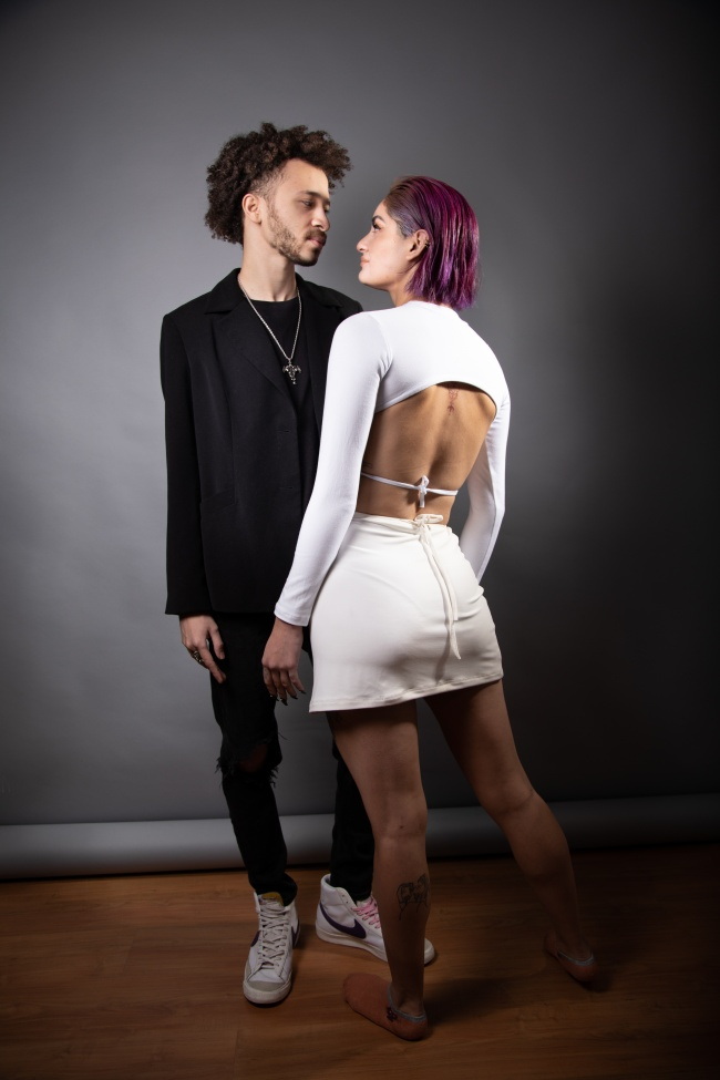 现代年轻情侣搭档图片