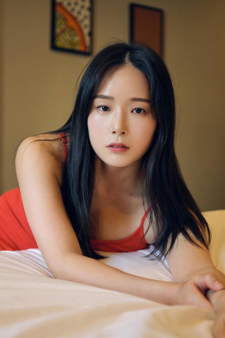 韩国美女穿吊带红裙酒店性感私密照流出