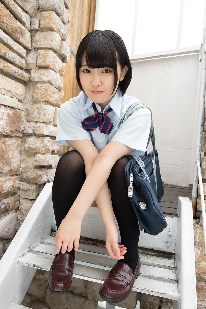 坐在楼梯上的高清日本美女学生写真