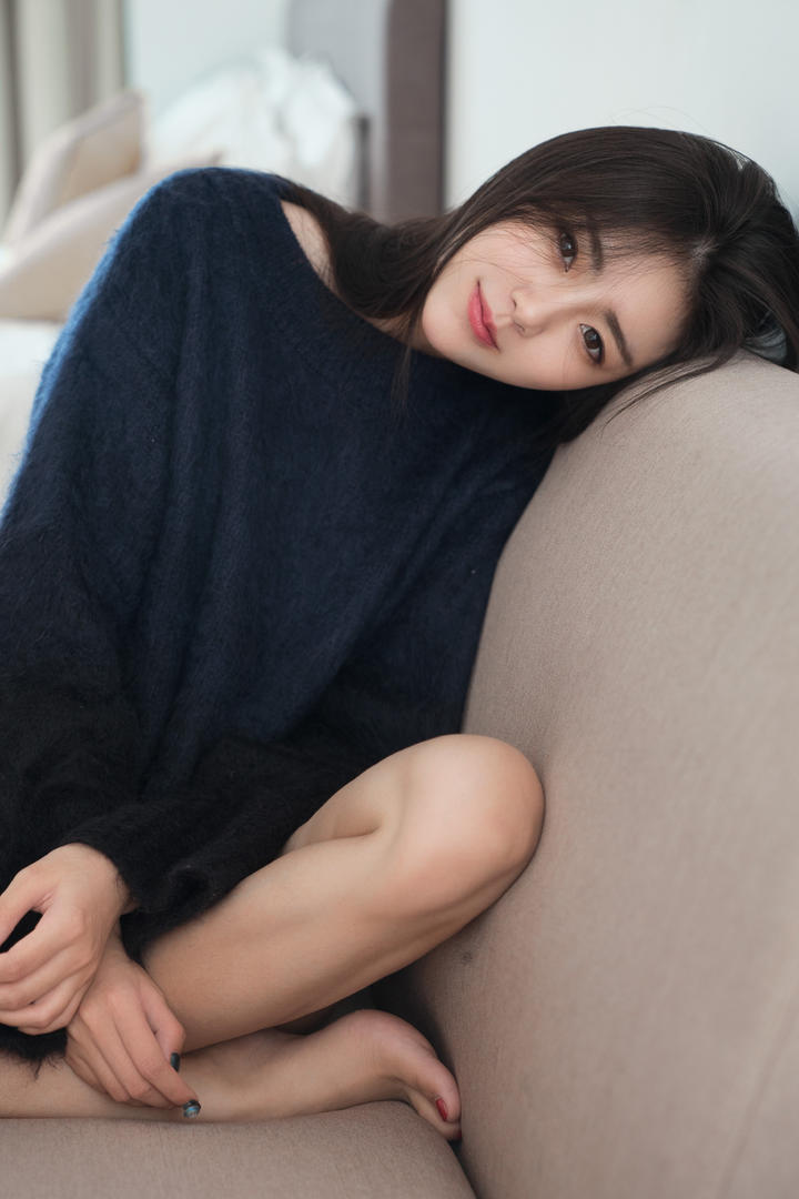 靠在沙发上的极品气质女神图片